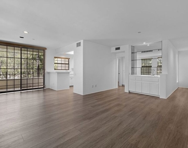 555 S Barrington Avenue - Photo Thumbnail 7