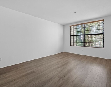 555 S Barrington Avenue - Photo Thumbnail 8