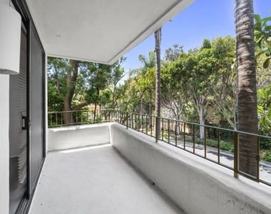555 S Barrington Avenue - Photo Thumbnail 19