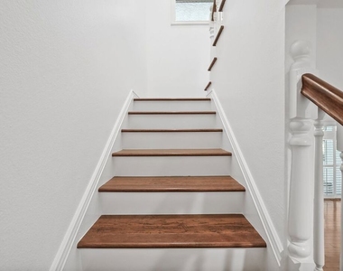 1622 Palisades Drive - Photo Thumbnail 12