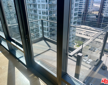 1100 S Hope Street - Photo Thumbnail 3