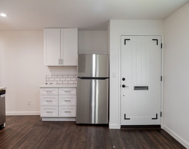 2496 Granville Avenue - Photo Thumbnail 10