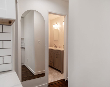 2496 Granville Avenue - Photo Thumbnail 15