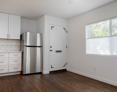 2496 Granville Avenue - Photo Thumbnail 9