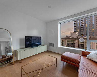 1050 S Grand Avenue - Photo Thumbnail 8