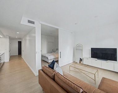 1050 S Grand Avenue - Photo Thumbnail 5