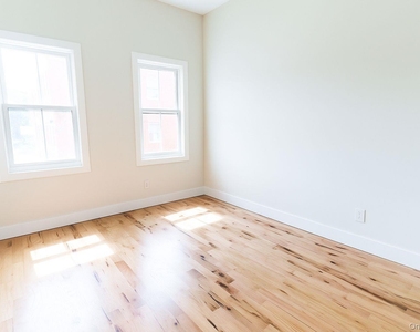 328 Columbia Street - Photo Thumbnail 5