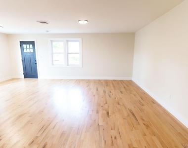 328 Columbia Street - Photo Thumbnail 10