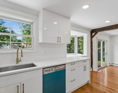 98 Rose Place - Photo Thumbnail 16