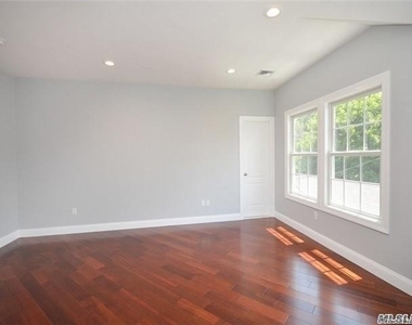 12 Nesaquake Avenue - Photo Thumbnail 6
