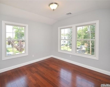 12 Nesaquake Avenue - Photo Thumbnail 8