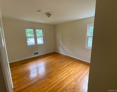 182 N Middletown Road - Photo Thumbnail 5