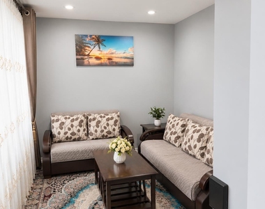 506 Jarrard Street - Photo Thumbnail 3