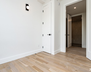 193 Graham Ave - Photo Thumbnail 8