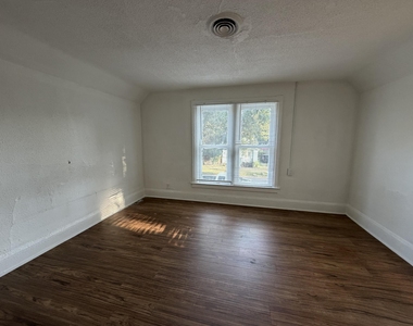 1221 Wells Place - Photo Thumbnail 7