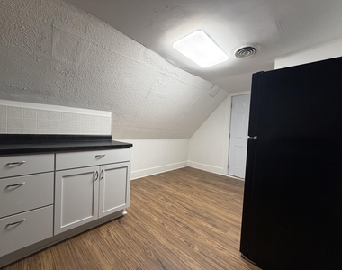 1221 Wells Place - Photo Thumbnail 2