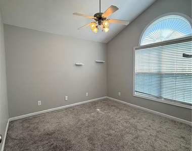 136 Bennington Drive - Photo Thumbnail 9