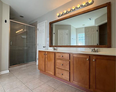 136 Bennington Drive - Photo Thumbnail 16