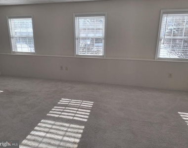 10506 Oak Place - Photo Thumbnail 9