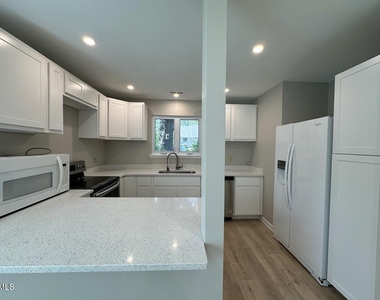 5400 Pine Top Circle - Photo Thumbnail 3