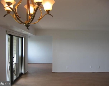 309 Yoakum Parkway - Photo Thumbnail 15