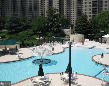 309 Yoakum Parkway - Photo Thumbnail 5