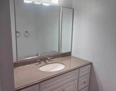 309 Yoakum Parkway - Photo Thumbnail 28