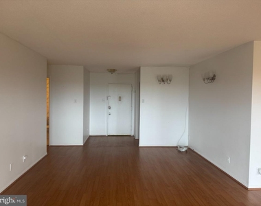 309 Yoakum Parkway - Photo Thumbnail 25