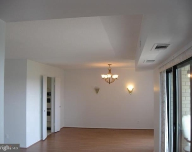 309 Yoakum Parkway - Photo Thumbnail 16