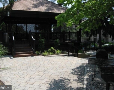 309 Yoakum Parkway - Photo Thumbnail 8