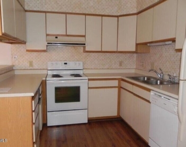 340 Summerwalk Circle - Photo Thumbnail 6
