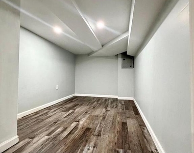 2555 N Hollywood Street - Photo Thumbnail 15
