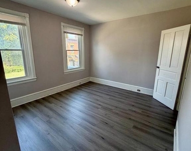 2555 N Hollywood Street - Photo Thumbnail 9