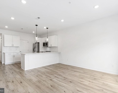 2429 W Thompson Street - Photo Thumbnail 5