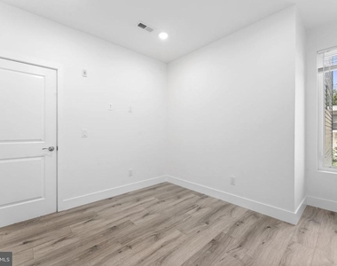 2429 W Thompson Street - Photo Thumbnail 17