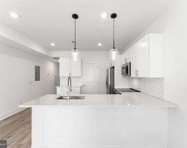 2429 W Thompson Street - Photo Thumbnail 4