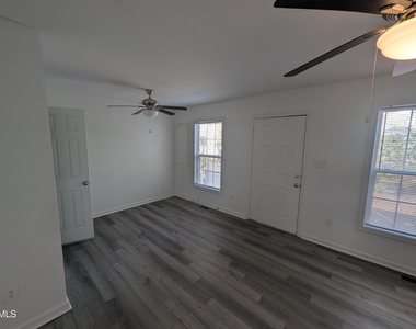 1005 Shades Place - Photo Thumbnail 11