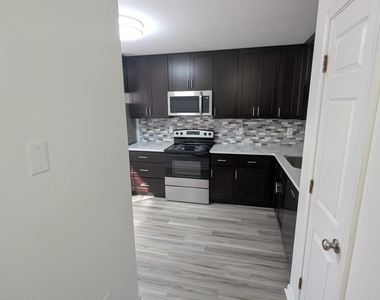 1005 Shades Place - Photo Thumbnail 3