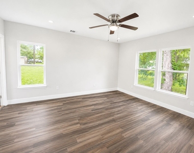 904 Austin St E - Photo Thumbnail 5