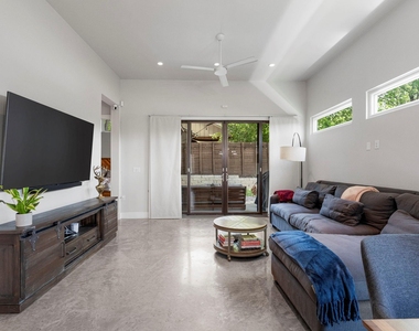 2103 Greenwood Ave - Photo Thumbnail 9