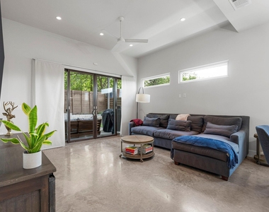 2103 Greenwood Ave - Photo Thumbnail 8