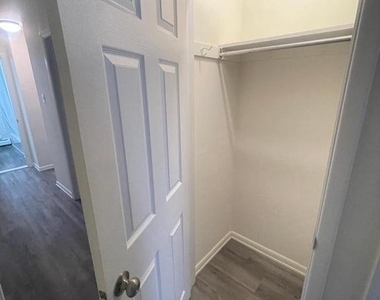 233 Roesch Avenue - Photo Thumbnail 11