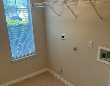 429 Falcon Ln - Photo Thumbnail 12