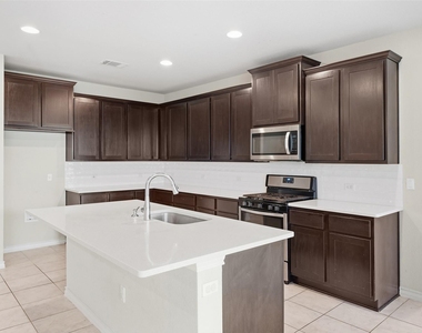 16700 Fresno Cv - Photo Thumbnail 5