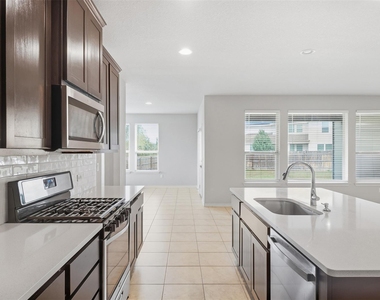 16700 Fresno Cv - Photo Thumbnail 4