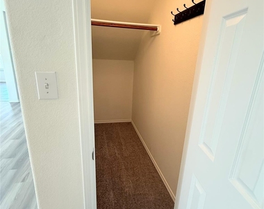 236 Falcon Ln - Photo Thumbnail 16