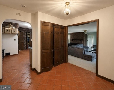 100 Kennedy Boulevard - Photo Thumbnail 2