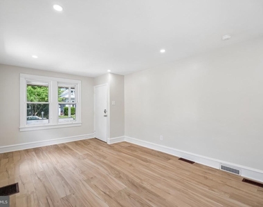 102 E Park Avenue - Photo Thumbnail 4