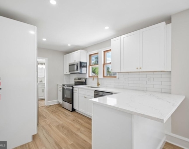102 E Park Avenue - Photo Thumbnail 6