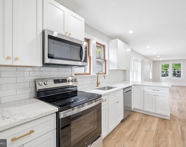 102 E Park Avenue - Photo Thumbnail 2